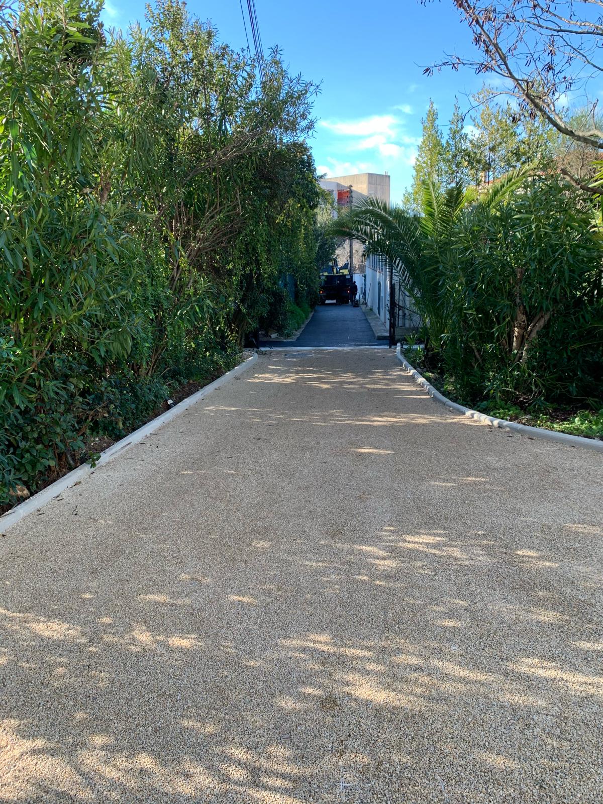 Bicouche gravillonné beige allée villa lauriers palmiers bordures