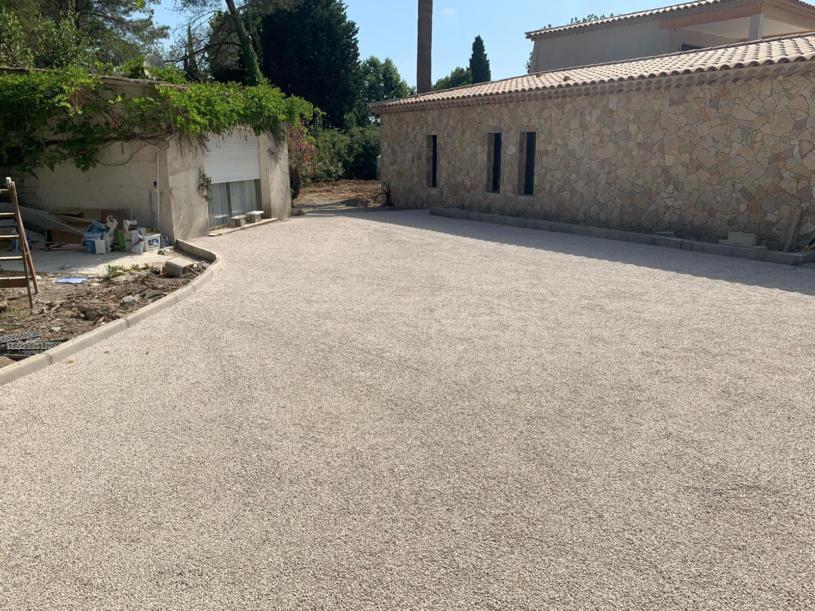 Bicouche gravillonné beige cour villa façade pierre naturelle