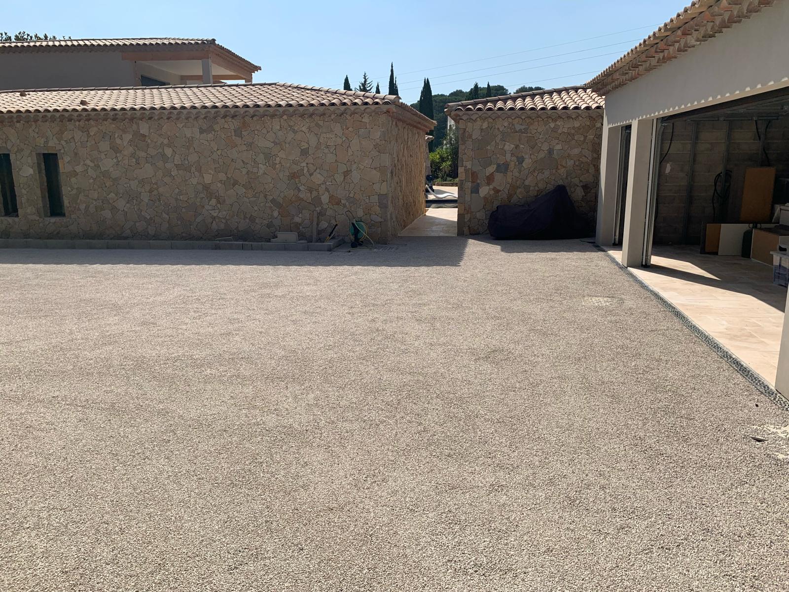 Cour de mas provençal Mougins en bicouche gravillonné beige ABF