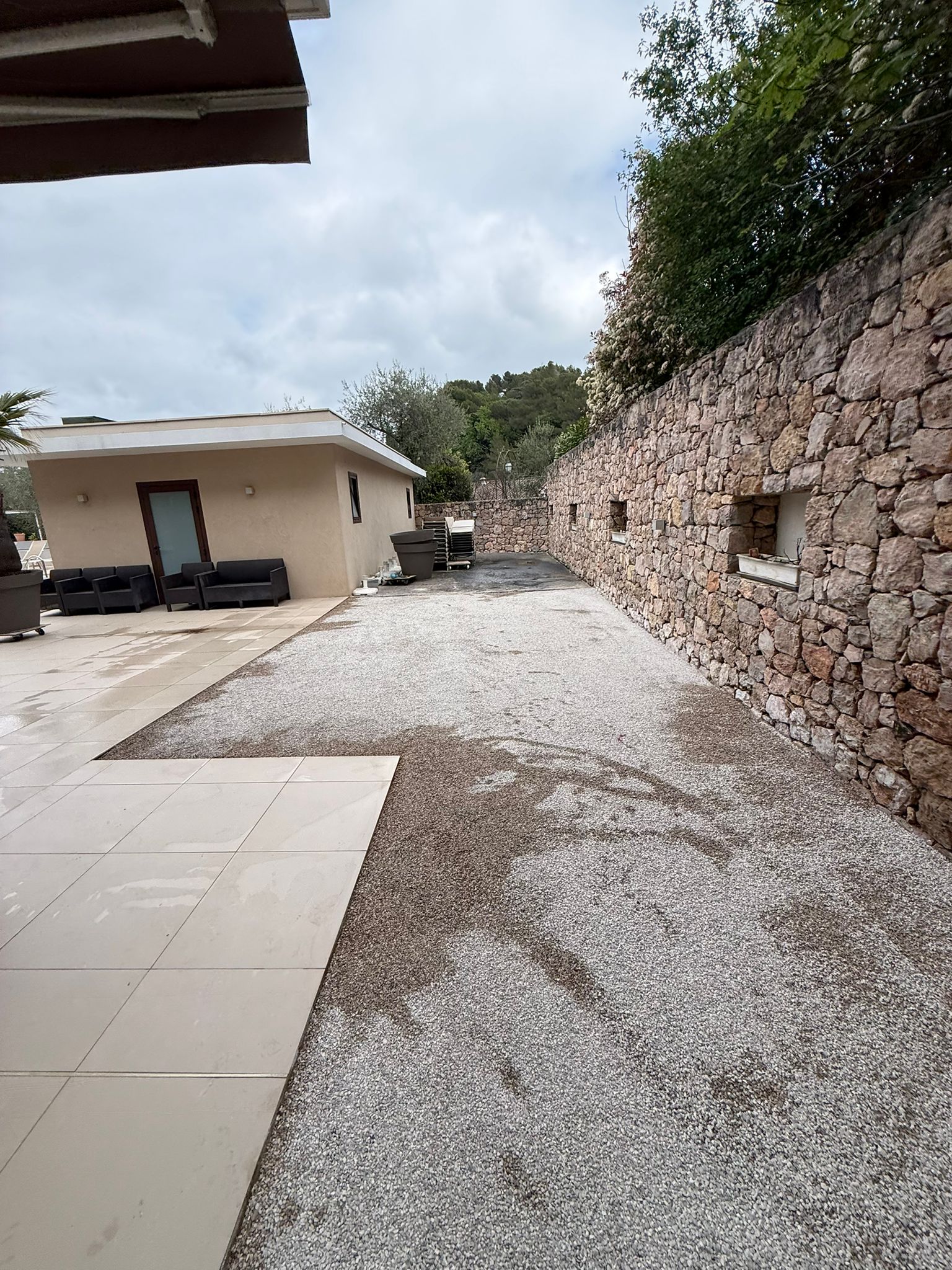 Bicouche gravillonné beige cour villa moderne mur pierre carrelage