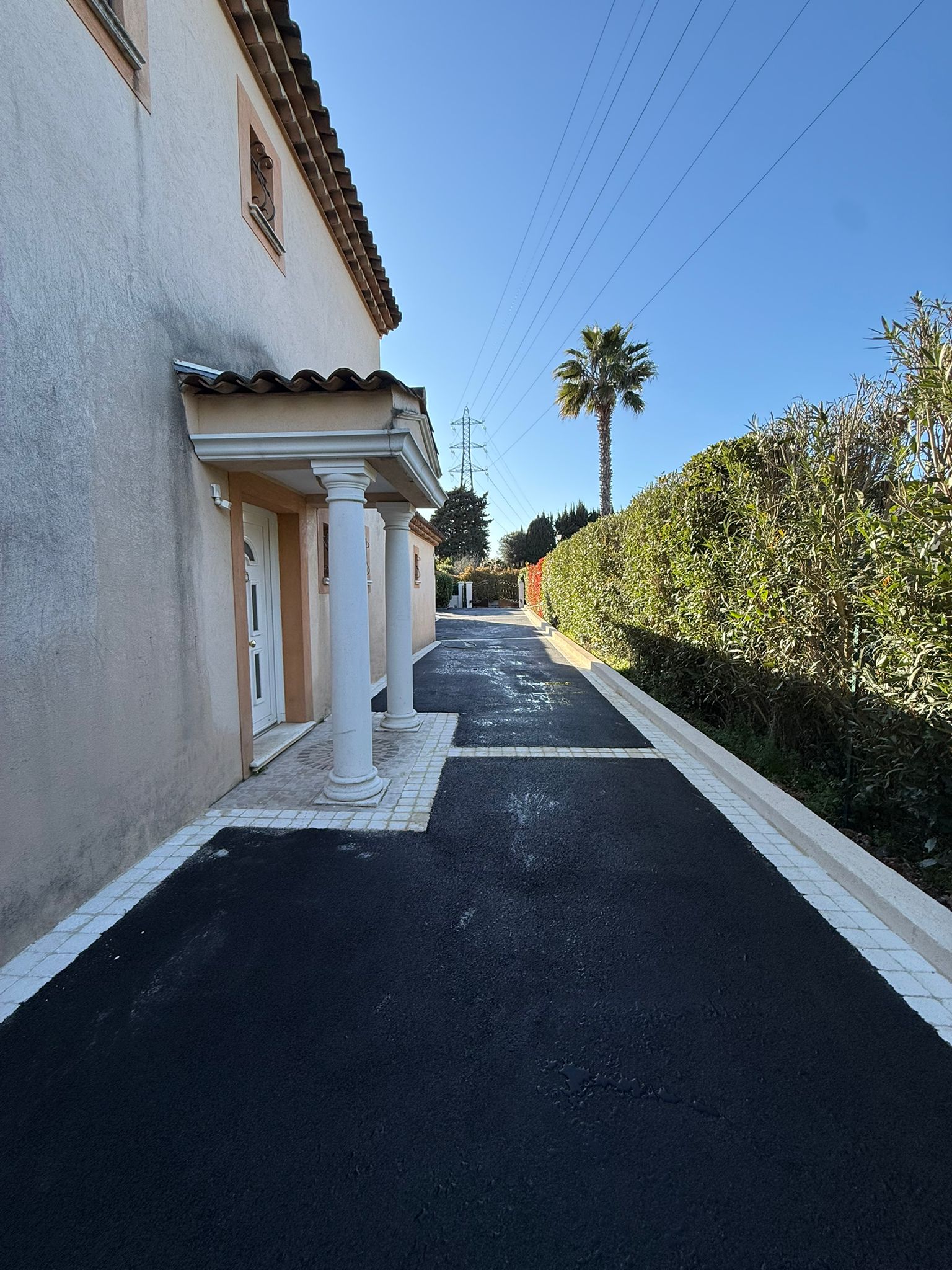 Allée de villa provençale en enrobé à chaud avec bordures pavées