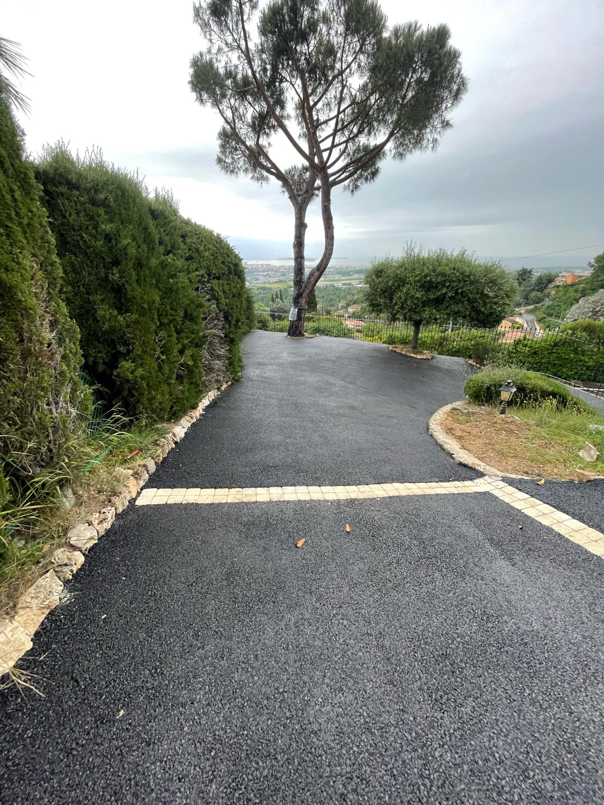 Allée privée en enrobé noir avec vue mer et pin parasol