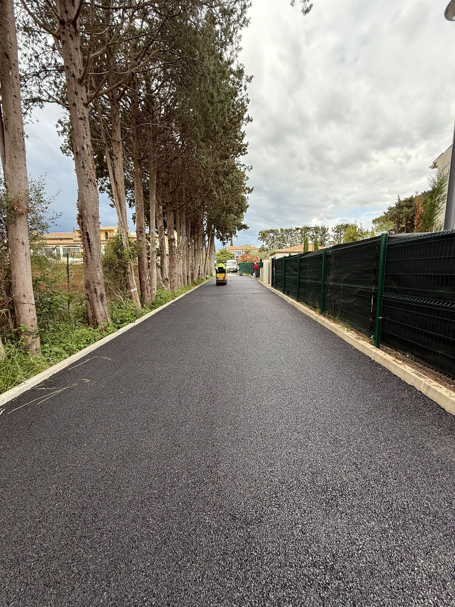 Chemin privé enrobé noir allée cyprès compactage Bomag