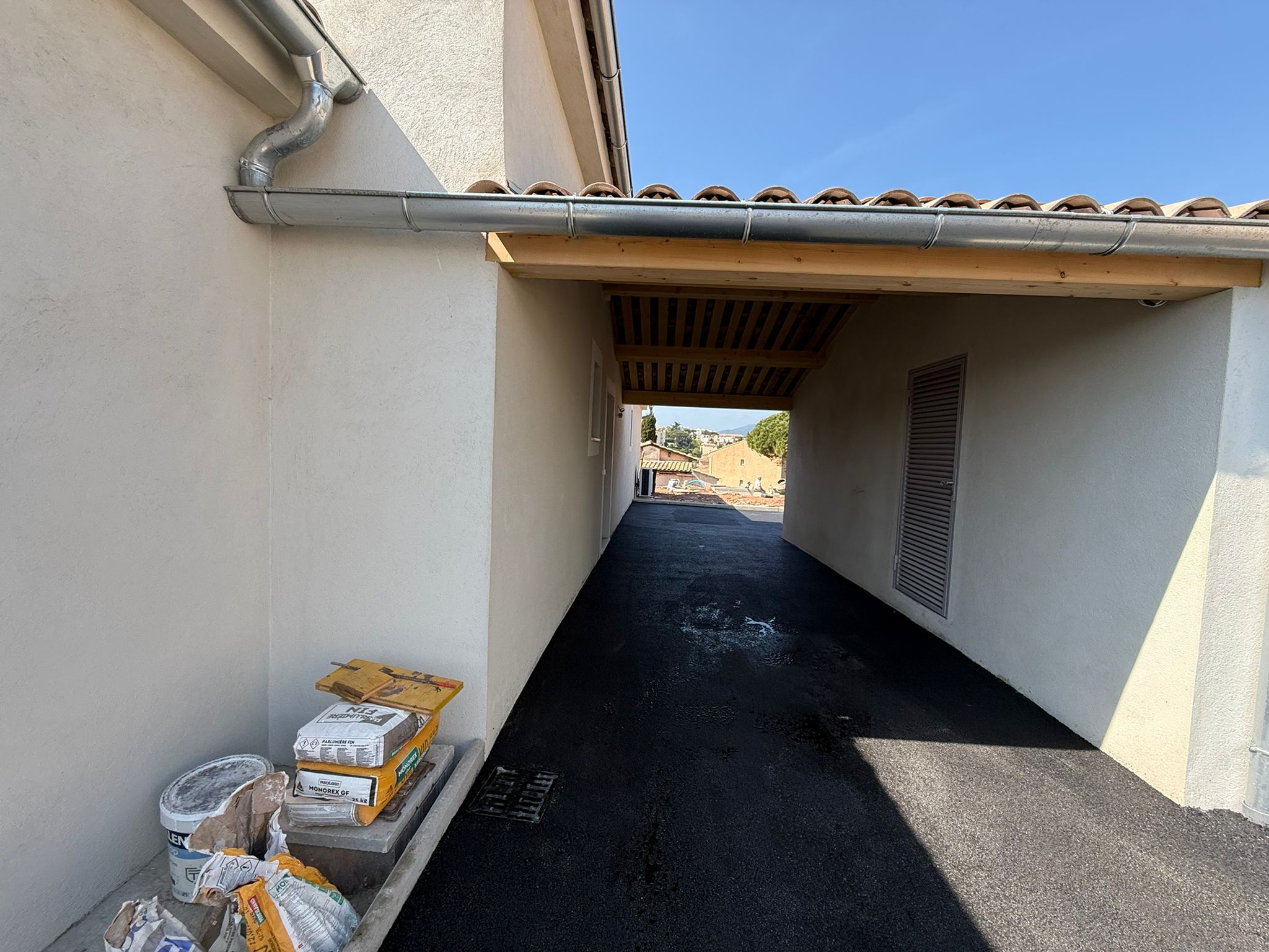 Parking de copropriété avec grille d'évacuation eau pluviale