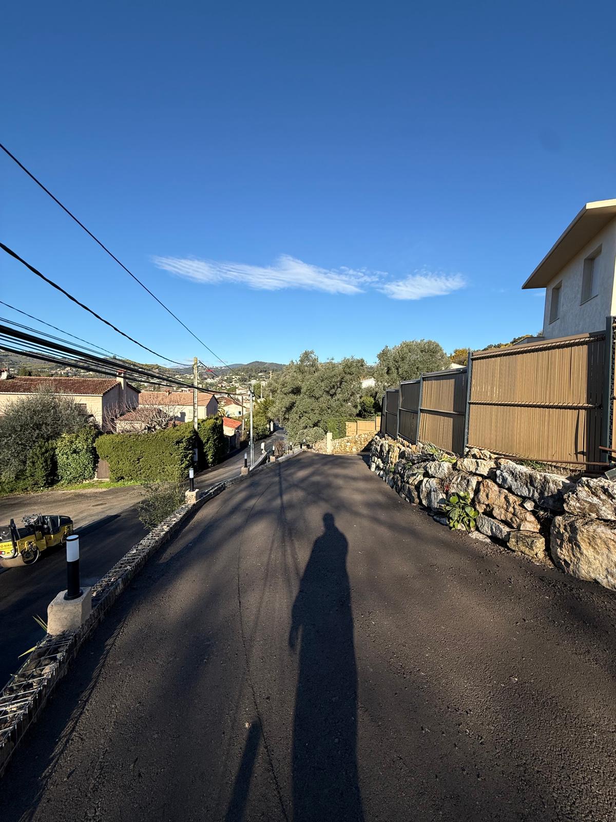 Voie privée enrobé noir gabions vue collines
