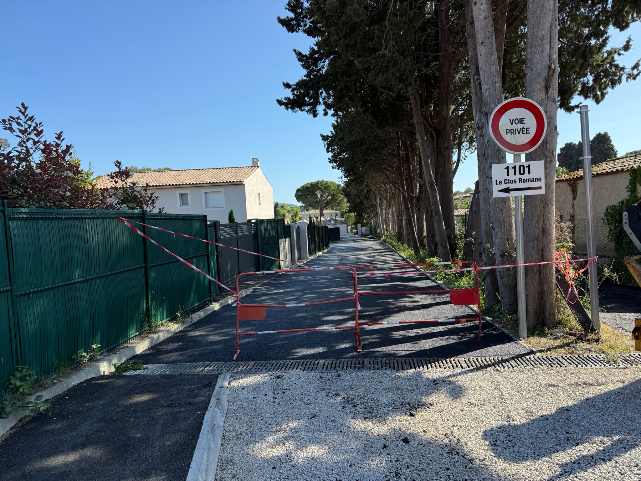 Voie privée de lotissement avec caniveau et grille en enrobé noir