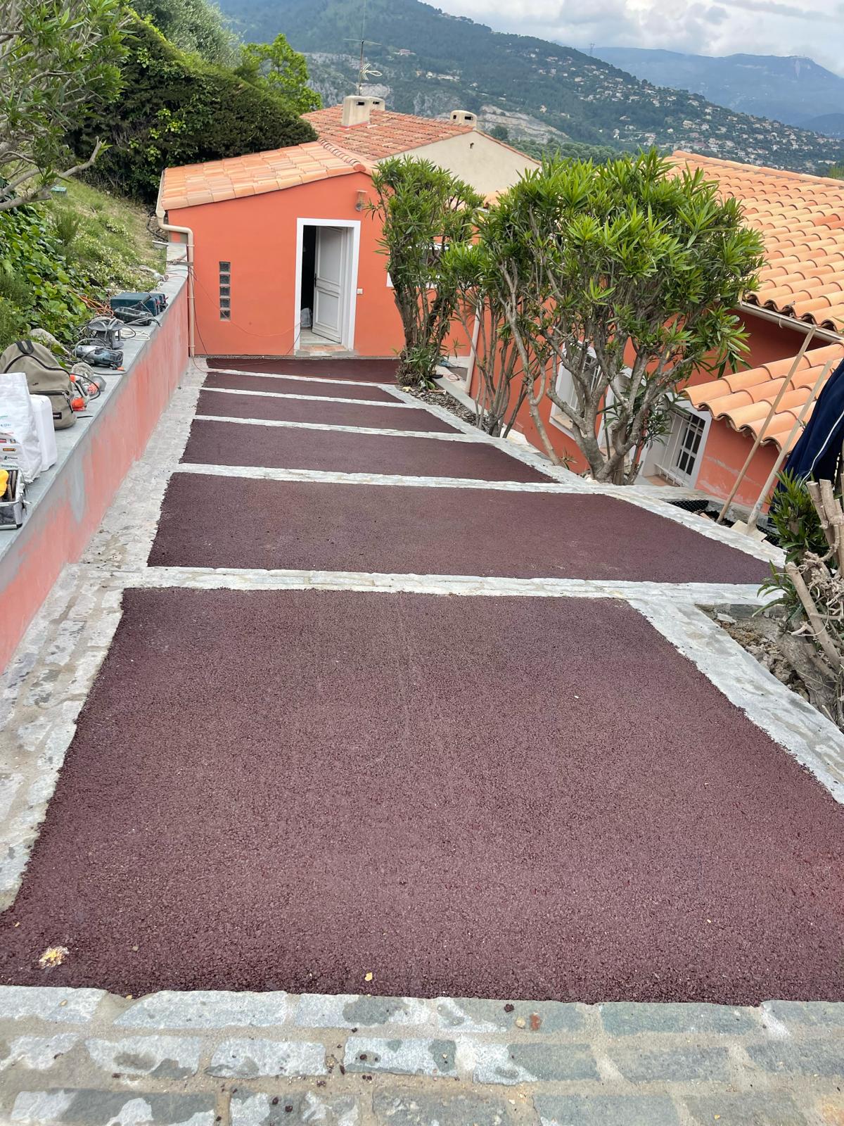 Allée en enrobé rouge bordeaux avec insertion pierre, villa provençale
