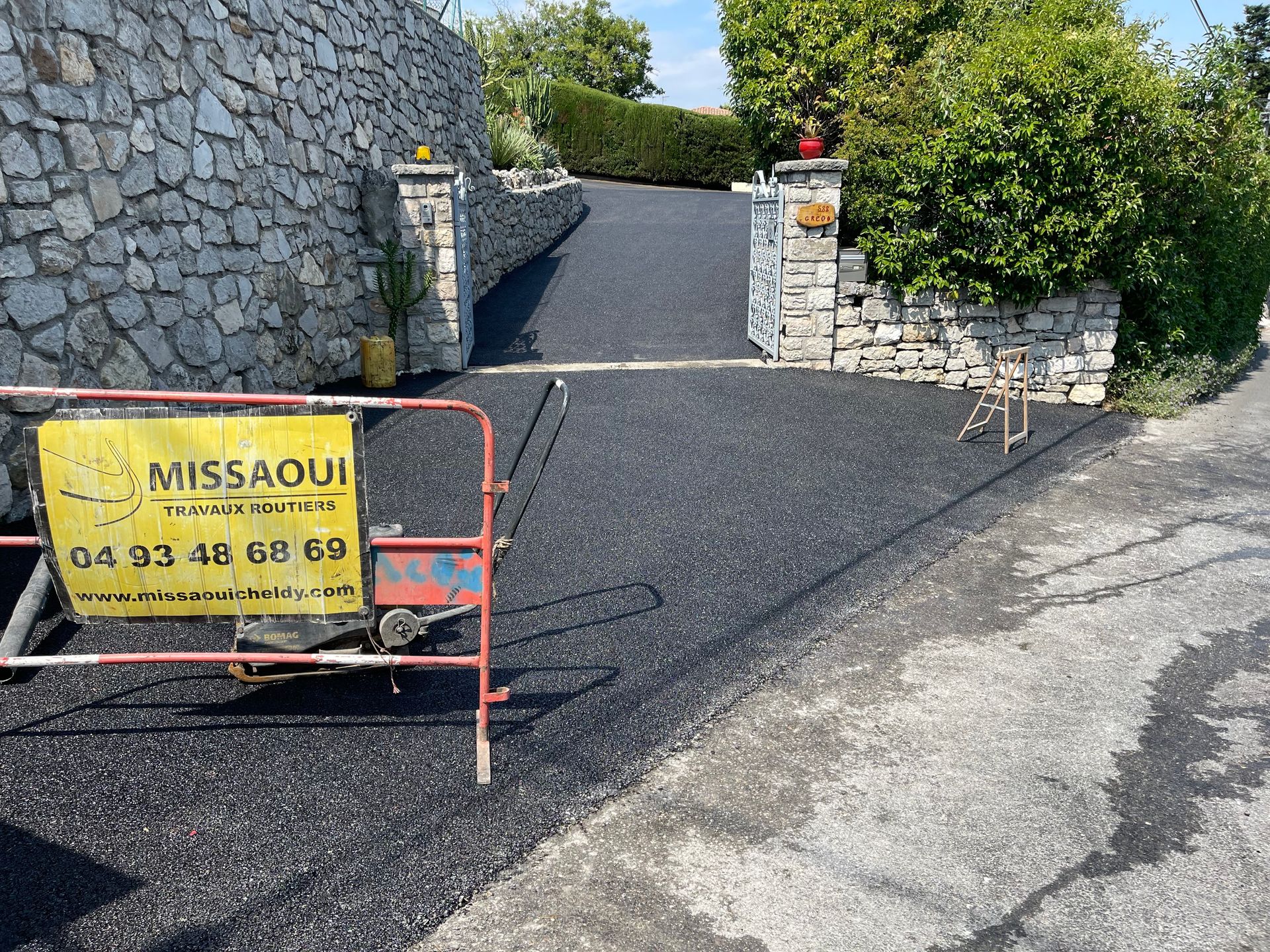 Goudronnage d'une entrée de villa avec murets en pierre à Nice, Société Missaoui