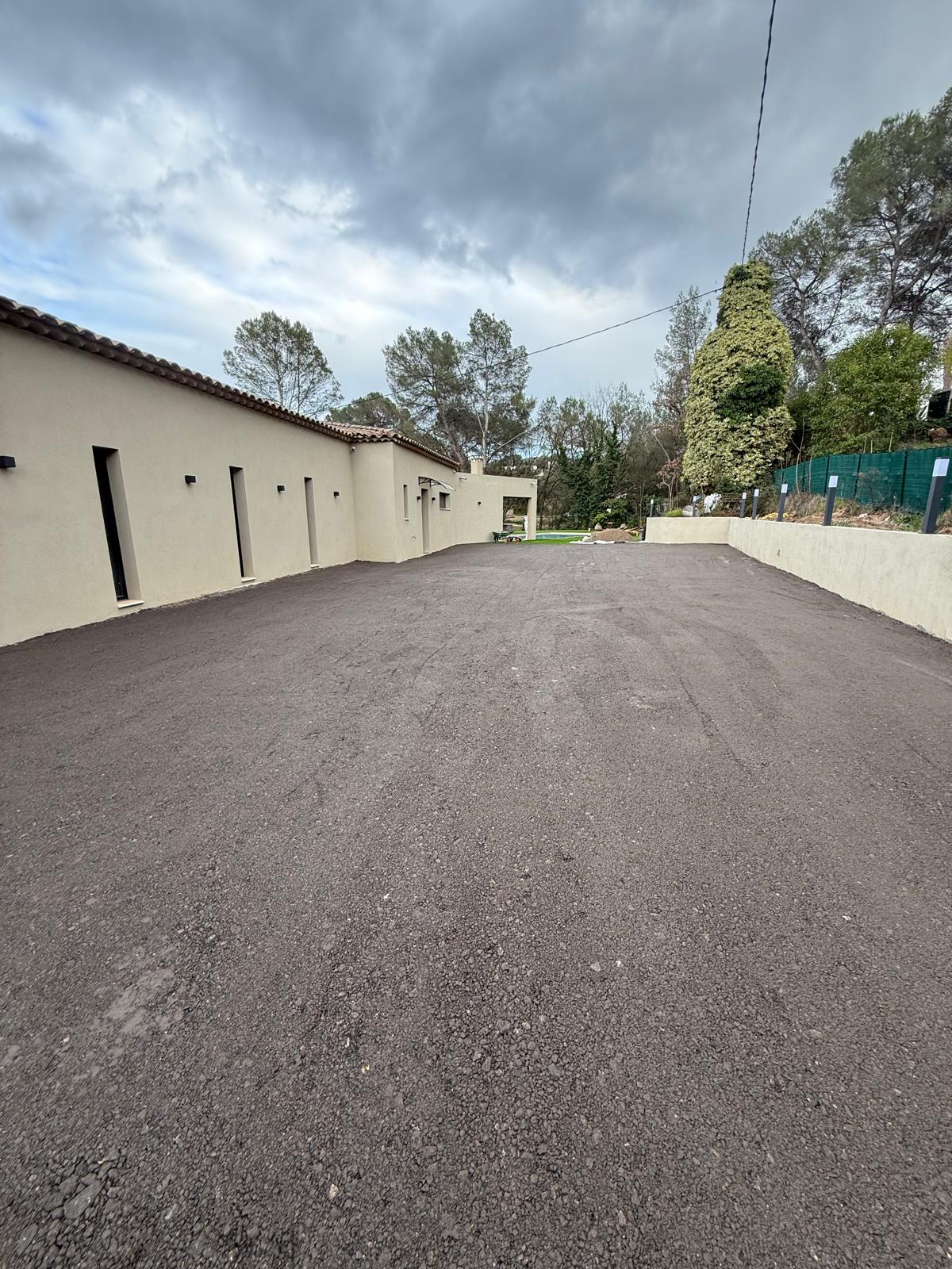 Grave-bitume accès villa neuve provençale
