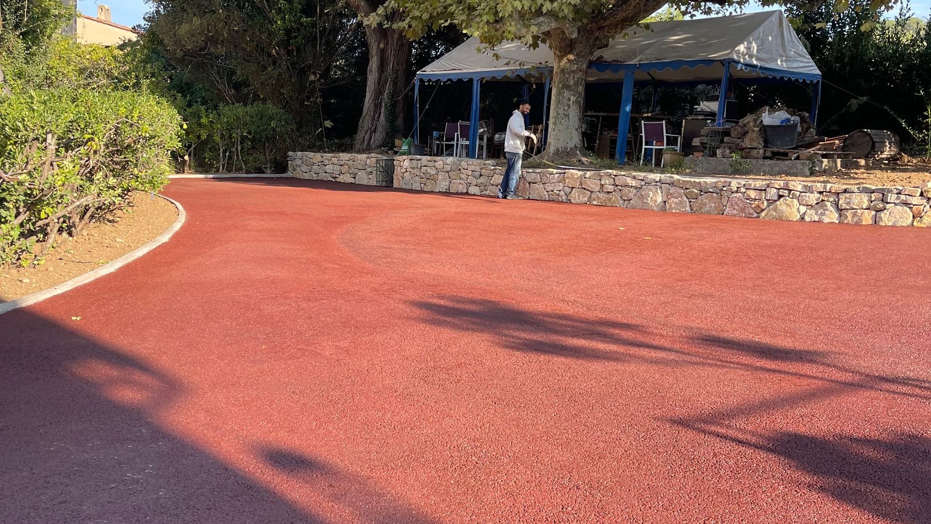 Allée en enrobé rouge pigmenté oxyde de fer, intégration paysagère PNR Préalpes d'Azur, Société Missaoui